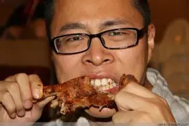 小伙做梦吃猪蹄误把自己手啃得鲜血淋漓 家人呼叫数次仍不松口图片
