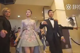 国民闺女关晓彤戛纳红毯简直美爆了，还有超可爱彩蛋！视频封面