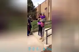 当兵哥哥去接放学的妹妹，但妹妹却表现的像个受委屈的女儿哭鼻子视频封面