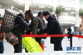 铁路安检员高越的春运：每天抬臂2万多次图片