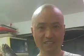红烧火头鱼教程:鱼宰杀收拾干净，八角花椒小料爆香，耗油一品鲜酱油老抽盐味精鸡粉白糖调味水淀粉香油#美食