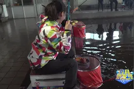 钓鱼高手教你怎么在混养池钓鱼，美女钓手又学会一招视频封面