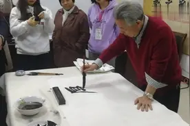 当今魏碑第一人，书法作品三千一平尺，求字者络绎不绝，门庭若市视频封面