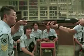 原来被人用枪指着，只用一根手指，就能破解！