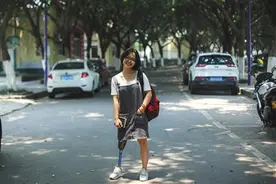 穿短裙露假肢女孩：我不希望成为“励志偶像”图片