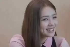 林允瘦身后更显高挑，面对镜头搞笑瞪眼，大笑比V俏皮又可爱！