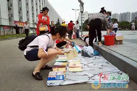 毕业季来临 大学生们如何处理旧教材——崭新的课本当废纸卖 看着让人怪心疼图片