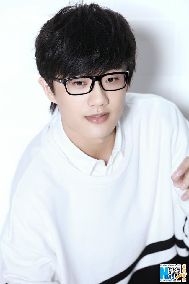 许嵩全新写真曝光 音乐才子微笑暖心