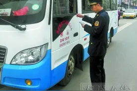 湘潭县多部门严查客运车乱涨价 多收的2元被退还给乘客图片