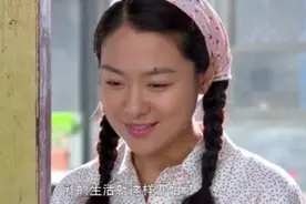 教音乐女的老师刚来学校，男教师送花又弹琴视频封面