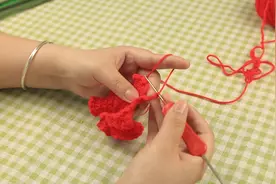 家里零碎的毛线别丢掉了，只需钩几下，二次利用做朵花真好看