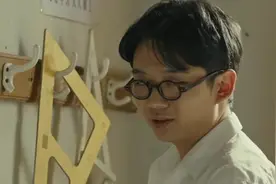 学生上课看小说被于谦老师发现，老师让念了几句把同学们都逗笑了视频封面