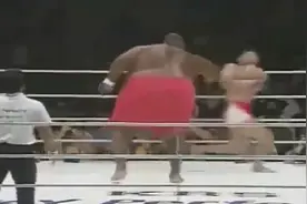 瘦小伙vs300斤大胖子，实力悬殊的拳击比赛，比赛结果令人意外！