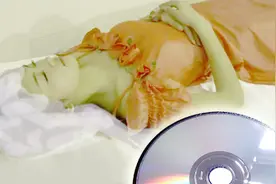 人生故事：一个银发女人和藏在一张光盘里的秘密，真相让人崩溃！视频封面