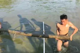 大爷竹筒养鱼20年，5米竹筒里，装40斤鱼，大爷靠这成为富翁视频封面