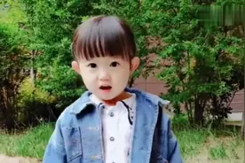 小恬恬果然很听爸爸的话，这小模样百看不厌，好想生个同款闺女啊