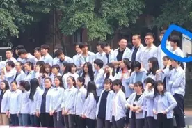 王俊凯拍高中毕业照站最后一排 身高问题再惹粉丝暴走视频封面