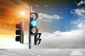 红绿灯设置不规范 可向警方提意见图片