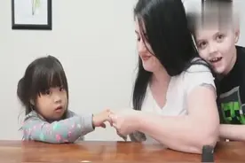 中国小女孩被美国家庭收养，如今悉心照顾感受到家庭幸福！