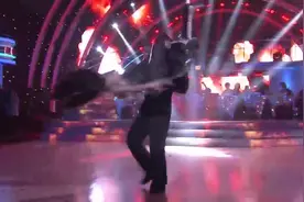 与星共舞：大型直播失误现场！裙子缠住男舞伴的头，尴尬的转圈圈