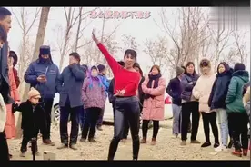 农村“红姐”教你跳小苹果，好多大爷大妈围观，最后尴尬了!视频封面