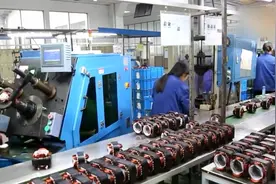 实拍中国电动机制造工厂，全是女工流水线生产，手速太快了！视频封面