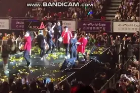 Running Man：演唱会粉丝成堆的往台上扔手机，可以卖手机啦视频封面