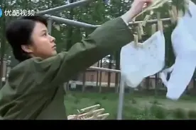 漂亮女兵把内衣晾在外面，连长怒了，女兵拎着内衣让连长解决问题视频封面