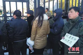 有人唱歌悼念 有人当场晕倒图片