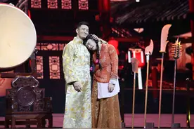 神马情况！小沈阳梳麻花辫演“大奶奶” 一头扎进了黄晓明怀里图片