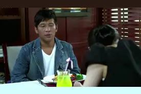 男子看女子用刀叉吃饭觉得别扭，结果直接用筷子，被狠狠鄙视了视频封面