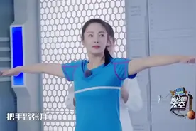 主持人给张雨绮测量三围，量完后忍不住赞道：完美的腰臀比