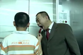 大叔在电梯里偷吃小胖子的糖葫芦，电梯门一开，是我一年的笑点！视频封面