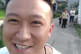 大疆无人机一天除草作业270亩，高效率引一群阿姨大叔围观。