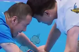 杨坤佟大为摔跤脱袜子，最后两人累的不行直接剪刀石头布视频封面