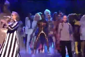 “水果姐”被15岁小男孩实力抢镜，这舞太魔性了！视频封面