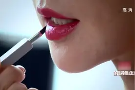 新娘婚礼化浓妆，穿上婚纱照镜子，自己都看呆了！视频封面