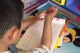 4岁半小盆友手指速算10以内加减法速度杠杠快、准确率100％视频封面