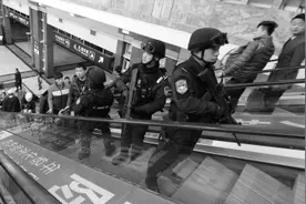 突击队员负重30公斤巡逻8小时图片