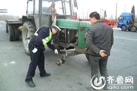 惊了！三个轮子的拖拉机还上路跑 宁阳交警赶紧拦住图片