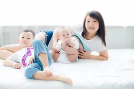双胞胎上学 先合体再分开图片