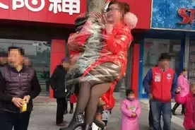 大婚当天，汉中公公婆婆和新郎竟被挂上树！这结婚我也是看不懂图片