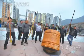 想玩转2612斤大陀螺 需20人抽打1040鞭才转起来图片