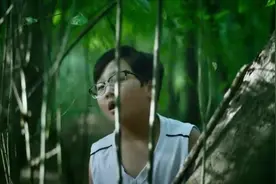 小孩在树林撒尿看见校花，看傻眼了，这表情太痴情了视频封面