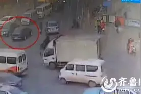 济南：套牌车心虚违法调头逃逸 交警征用出租车拦截图片