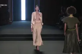 米兰时装周，超模一身粉丝装扮，吸引你的眼球。视频封面