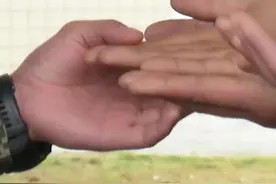  与大学生年纪相仿的新兵战士们，在军营经受了层层考验，他们手上的老茧让学员们忍不住落下眼泪…… #我的军旅梦 