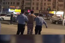 男子与物业吧保安发生纠纷，停车堵住小区门，民警屡劝拒不挪车，最后被强制带走⑤