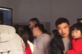 老公给女儿去镇派出所上户口，跑了三趟才办成，感叹河南人真是多视频封面
