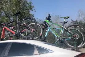 时速120的高速公路上偶遇一辆轿车顶上，带有四辆自行车，违规吗视频封面